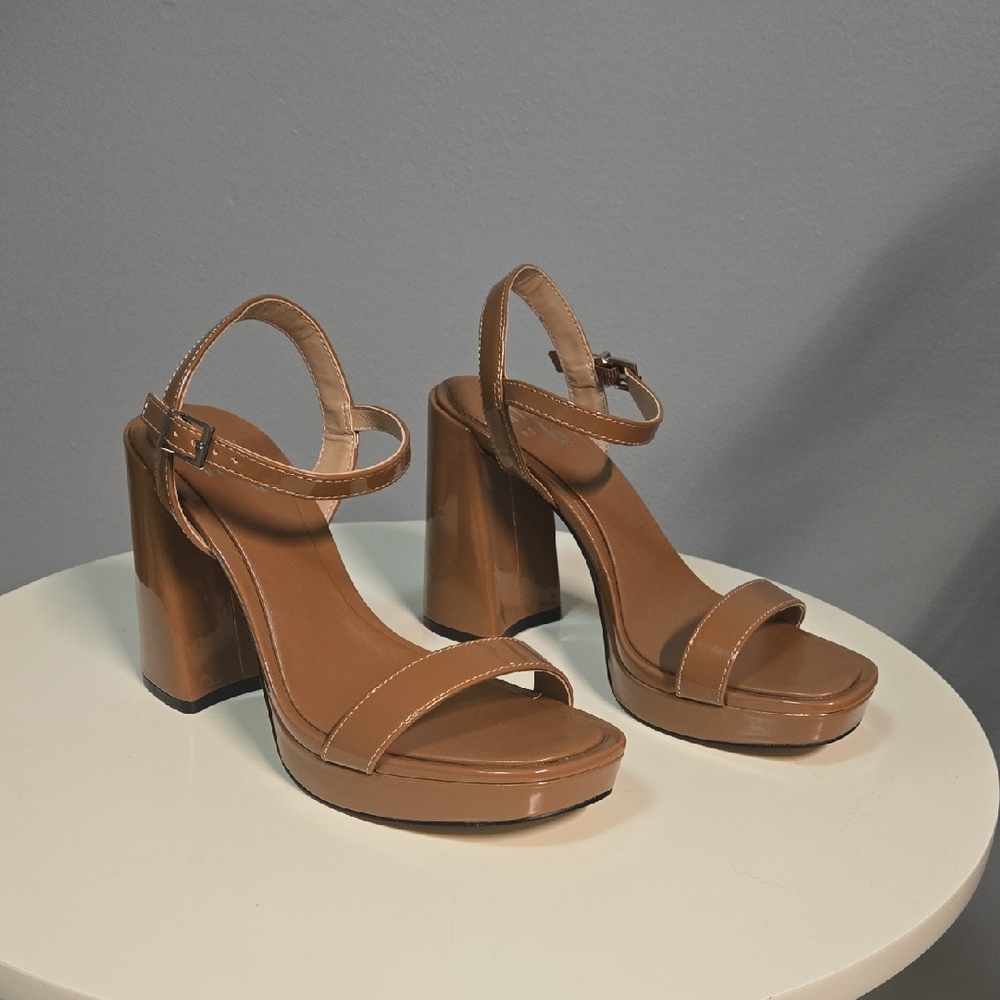 Mix No. 6 Sabria Womans 7 Chunky Heel Sandal